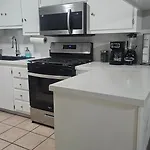 Serene 2Br Hideaway Near Downtown & Airport