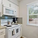 Central Austin Studio Pets Allowed And Free Prkg