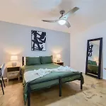 2B Getaway - Sleeps 6 - Pool, Pkg - Walk Dtwn