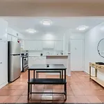Your 2B Getaway - Sleeps 6 - Pool, Pkg - Walk Dtwn