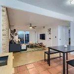 Your 2B Getaway - Sleeps 6 - Pool, Pkg - Walk Dtwn