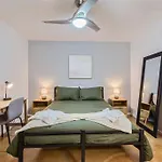 Your 2B Getaway - Sleeps 6 - Pool, Pkg - Walk Dtwn