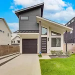 Modern Austin Retreat With Heated Cowboy Pool!
