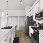 Lux 2B2B With Pool & Parking Near The Heart Of Austin