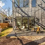 New Modern 3 Bedroom House In Hip East Austin