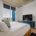 Modern Rainey St Oasis - Pool & Stunning Views