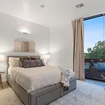 2Br Designer Condo On Trendy East 11Th St, Downtown Austin