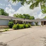 Austin Retreat With Patio And Grill, 6 Mi To Downtown!