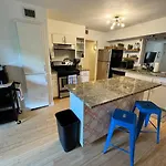 2 Bed With Pool And Creek Views Near Congress Ave