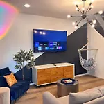 Massive Compound 20 Beds - Rainey St - 6 Min Walk