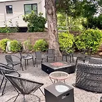 Massive Compound 20 Beds - Rainey St - 6 Min Walk