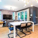 Two-House Private 10Br Compound - Dt 6 Min Drive