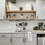 Artsy Space In Travis Heights With Shared Pool - Ash!