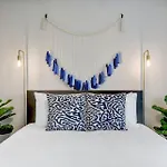 Artsy Space In Travis Heights With Shared Pool - Ash!