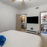 1Br Haven:Pool/Gym/Free Wi-Fi/ Walk To Shops