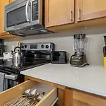 1Br Haven:Pool/Gym/Free Wi-Fi/ Walk To Shops