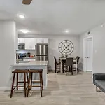 King Suite W Fast Wifi - Free Parking, Sleeps 6