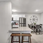 King Suite W Fast Wifi - Free Parking, Sleeps 6
