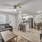 King Suite W Fast Wifi - Free Parking, Sleeps 6