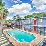 King Suite W Fast Wifi - Free Parking, Sleeps 6