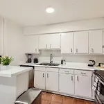 Your Central 2B Getaway - Walk Downtown - Pool, Pkg