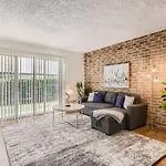 Your Central 2B Getaway - Walk Downtown - Pool, Pkg