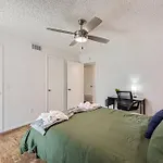 Your Central 2B Getaway - Walk Downtown - Pool, Pkg