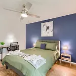 Your Central 2B Getaway - Walk Downtown - Pool, Pkg