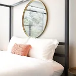 Modern 2B Near Downtown With Pool And Cozy King Beds