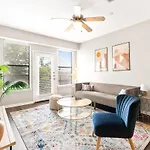 Modern 2B Near Downtown With Pool And Cozy King Beds