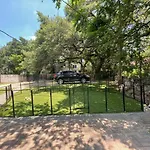 Great Central Location Downtown Austin-Fenced Area For Dogs, Near Ut