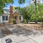 Charming Vintage House In Zilker With Hot Tub And Parking