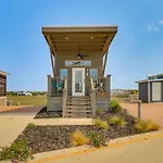Tiny Home With Pool Access, 8 Mi To Downtown Austin!