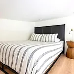 Extended Stay Retreat - Cozy Yet Spacious Tiny Gem
