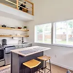 Extended Stay Retreat - Cozy Yet Spacious Tiny Gem