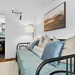 Spacious And Bright With Deck Walkable To 6Th St