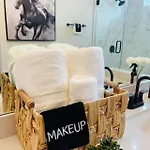Luxurious Hidden Gem - Downtown Access - Balcony