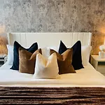Luxurious Hidden Gem - Downtown Access - Balcony
