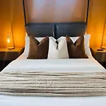 Luxurious Hidden Gem - Downtown Access - Balcony