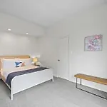 Downtown 2 Bedroom Apartment With Stunning Austin Views Pool, Gym, Centric