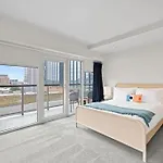 Downtown 2 Bedroom Apartment With Stunning Austin Views Pool, Gym, Centric