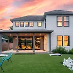 Check-Mate Sleeps 18 & Only 7Min To Downtown Atx