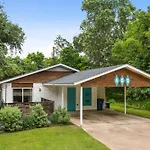 Charming 2 Bedroom Unit With Large Yard