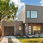 New Modern 3 Bedroom House In Hip East Austin