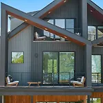 Soco Villa - Backyard - Balconies - Dt Austin
