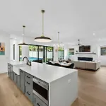 New 4 Bdrm I Heated Pool Prime Location Mins To Dt