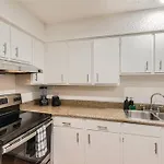 Walkable Dtwn 2B Getaway - Sleeps 5 - Pool, Prkg