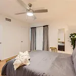 Walkable Dtwn 2B Getaway - Sleeps 5 - Pool, Prkg
