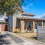 Bright Modern 3 Bedroom House In Hip East Austin