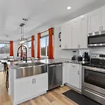 Stunning Area - 4Br Gem - 5 Mins To Dt - Sleeps 10